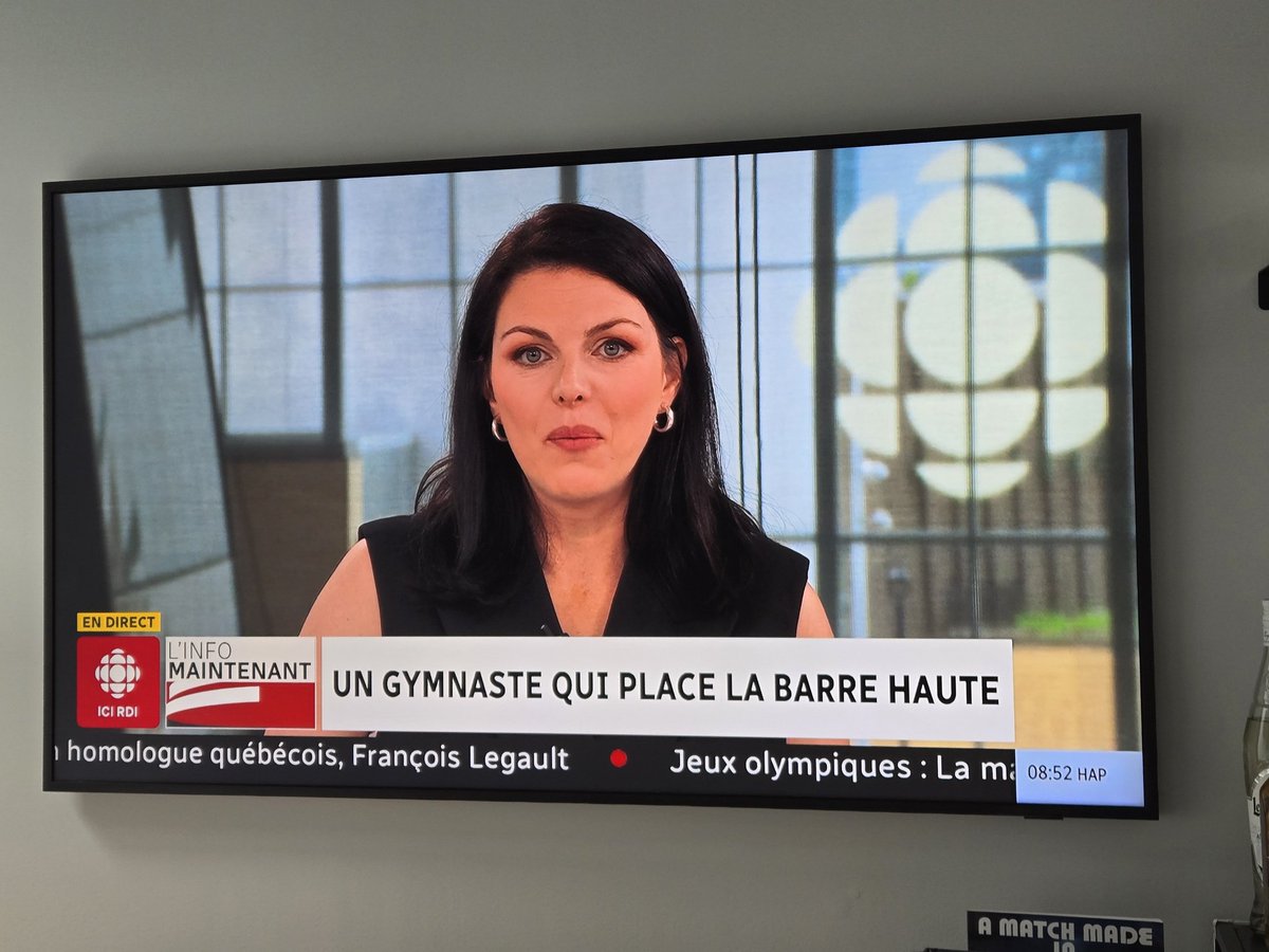 SebouP's tweet photo. @RC_Sports c'est «haut», et pas «haute» . «Haut» est adverbe ici, pas adjectif.

La barre est haute (adjectif), mais on met/place la barre haut (adverbe). https://t.co/oeUCQaw1Pd