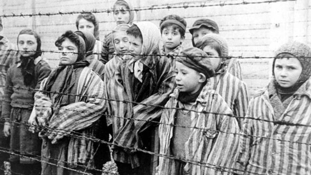 elmostrador's tweet photo. 🪶 OPINIÓN | “Un testimonio de Auschwitz”: el único pensamiento era la muerte

Por Eddie Morales Piña ✍️
Lee la reseña completa a continuación 👇
https://t.co/4GBINaU2oJ https://t.co/gDd2Sz8gPD