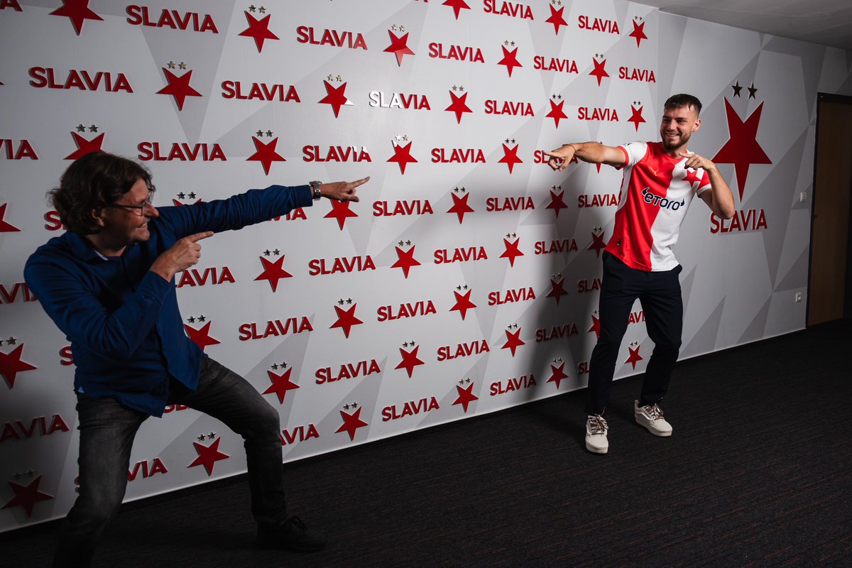 Filip Prebsl těsně po podpisu smlouvy ve <a href="/slaviaofficial/">SK Slavia Praha</a> 
Filipe, urazili jsme spolu kus cesty za těch 5 společných let, díky za to, jaký jsi a držím palce do budoucna ✊
#zivotjefabrikanasplnenyprani