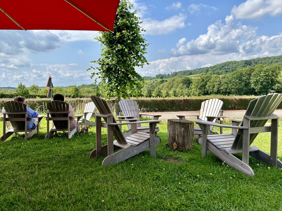 JohanDerrez's tweet photo. Even een wijntje drinken in Zuid-Limburg (voor mij om de hoek). Ober tijdens het afrekenen: ‘Trouwens, het uitzicht is gratis’. #zuidlimburg @Eyserhalte @VisitZL https://t.co/Xu5xDW3ksm