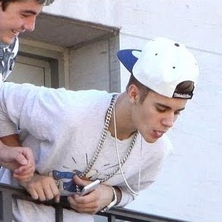 The most famous fake stories about celebrities that people still believe to this day, a thread: 🧵