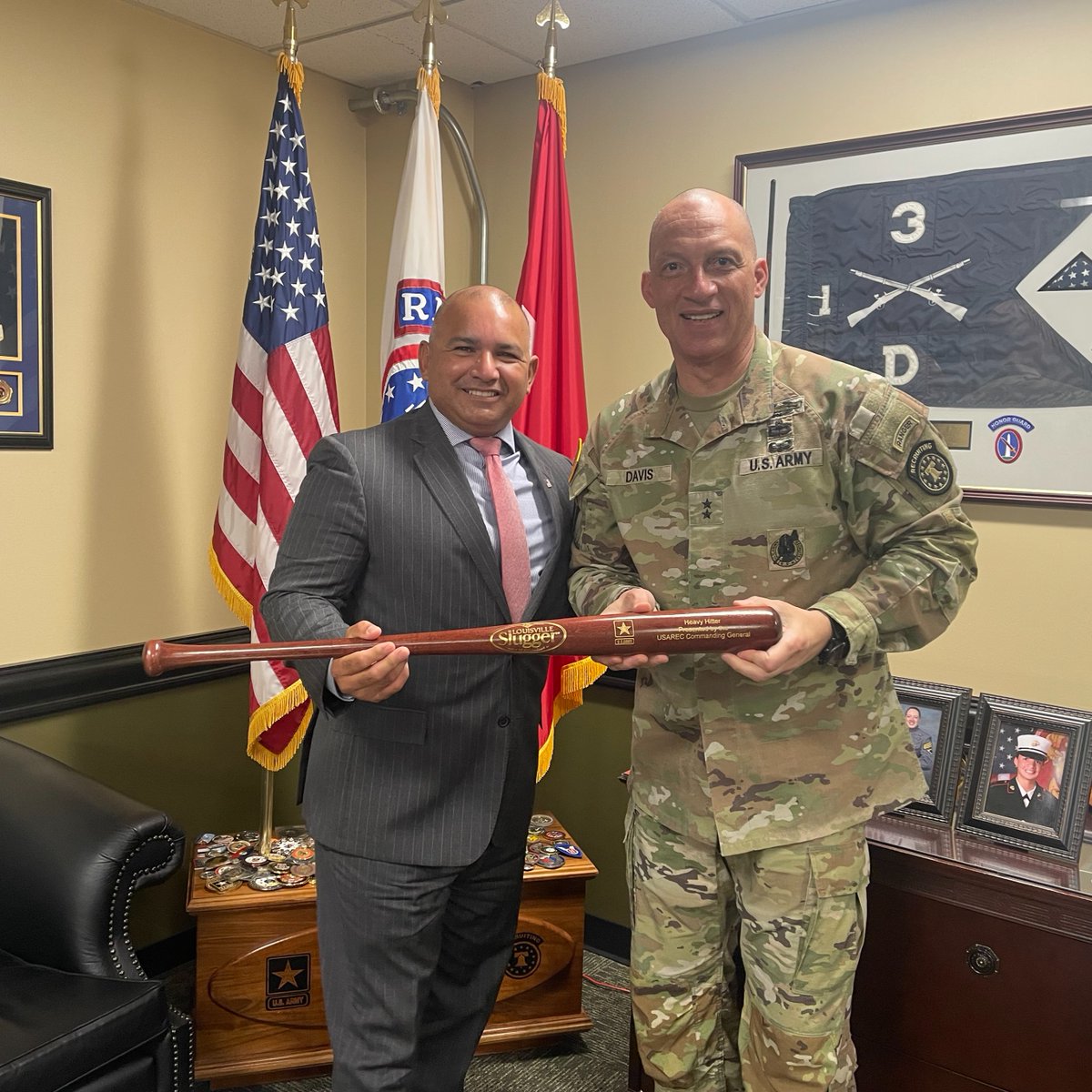 VETS_DOL's tweet photo. Assistant Secretary James D. Rodriguez met with Maj. Gen. Johnny Davis, @usarec, Maj. Gen. Antonio Munera, @ArmyROTC to talk #OBTT & other resources during a trip to @FortKnoxKY. He also learned how @AltecInc supports #Veterans in KY.
For info on OBTT: https://t.co/LFrYghMf3F https://t.co/r0yRdHYPaX