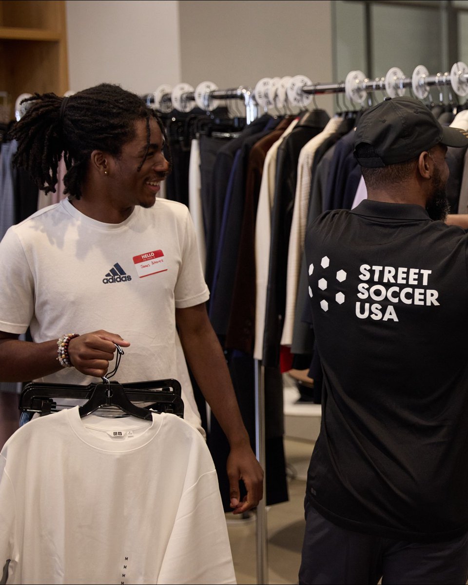 UniqloUSA's tweet image. UNIQLO is excited to expand its partnership with @StreetSoccerUSA  in 2024.

Starting with a pilot program in NYC, we provided hands-on career development for 20 amazing young athletes. From resume reviews and interview prep to styling sessions and professional photos!