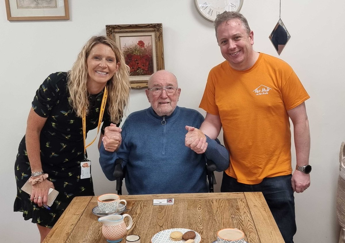 It's not everyday you get to meet the world's longest serving Town Crier. David has been ringing his bell and making announcements to the people of Poole since 1958!!!! 

Here's to many more of those announcements David!