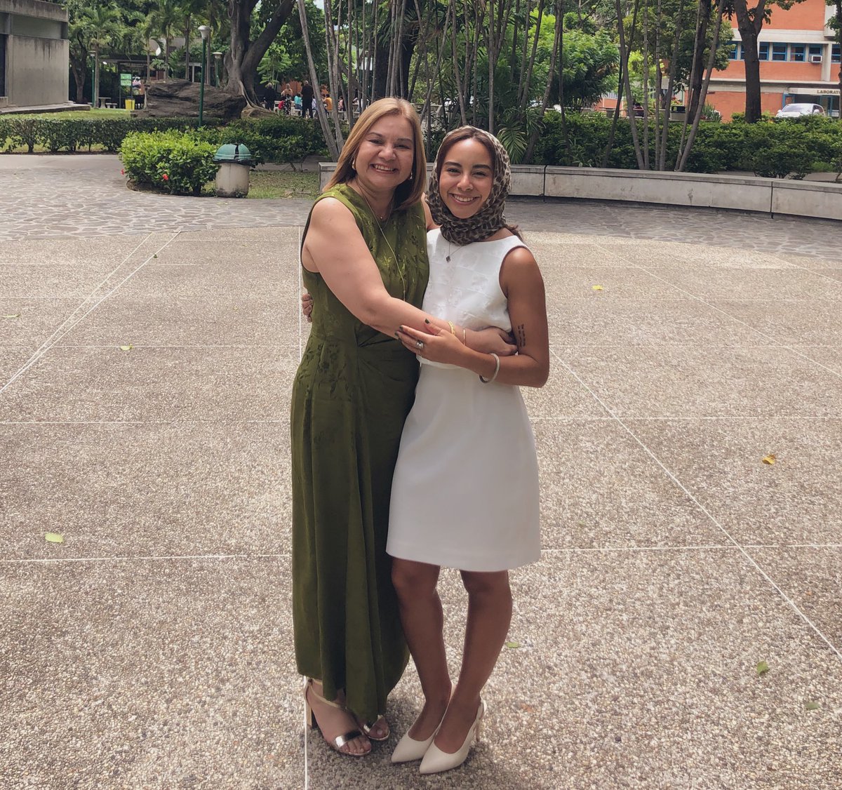 Aleeb25's tweet photo. «Dale, así como parisien»
#Misa #comulge #baguette #Graduacion #cunt #MeGradue https://t.co/yqYwL9mzpr