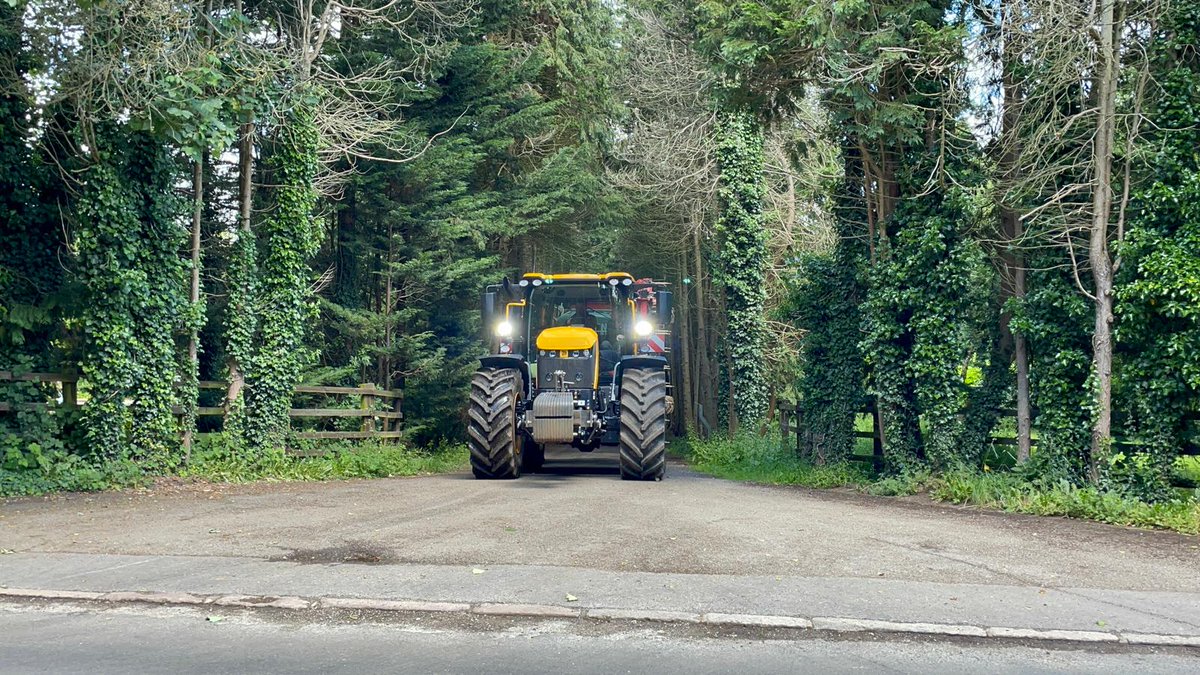 OliverLandpower's tweet photo. Onto the next job with the @JCBAgriculture Fastrac 4220 iCON
Discover the difference greater productivity, versatility, comfort, safety and speed can make.
Contact Oliver Landpower today to find out more... #oliverlandpower #jcb #fastrac #iCON https://t.co/LwByHW9NwK