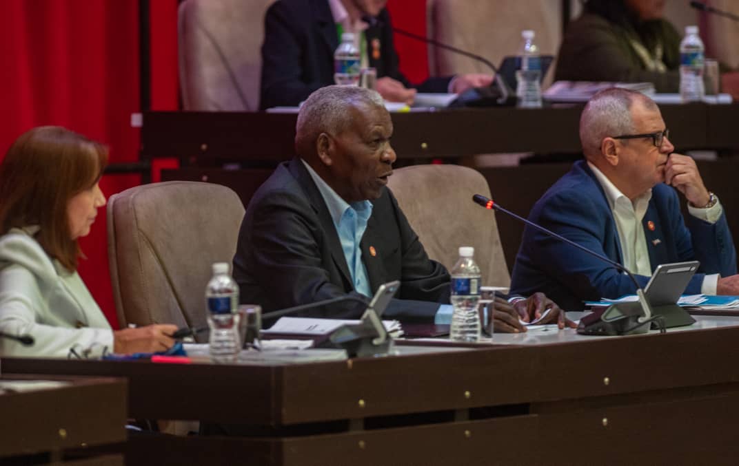 Raúl y Díaz-Canel presentes en la sesión plenaria de la Asamblea Nacional

Ampliación:

pcc.cu/raul-y-diaz-ca…