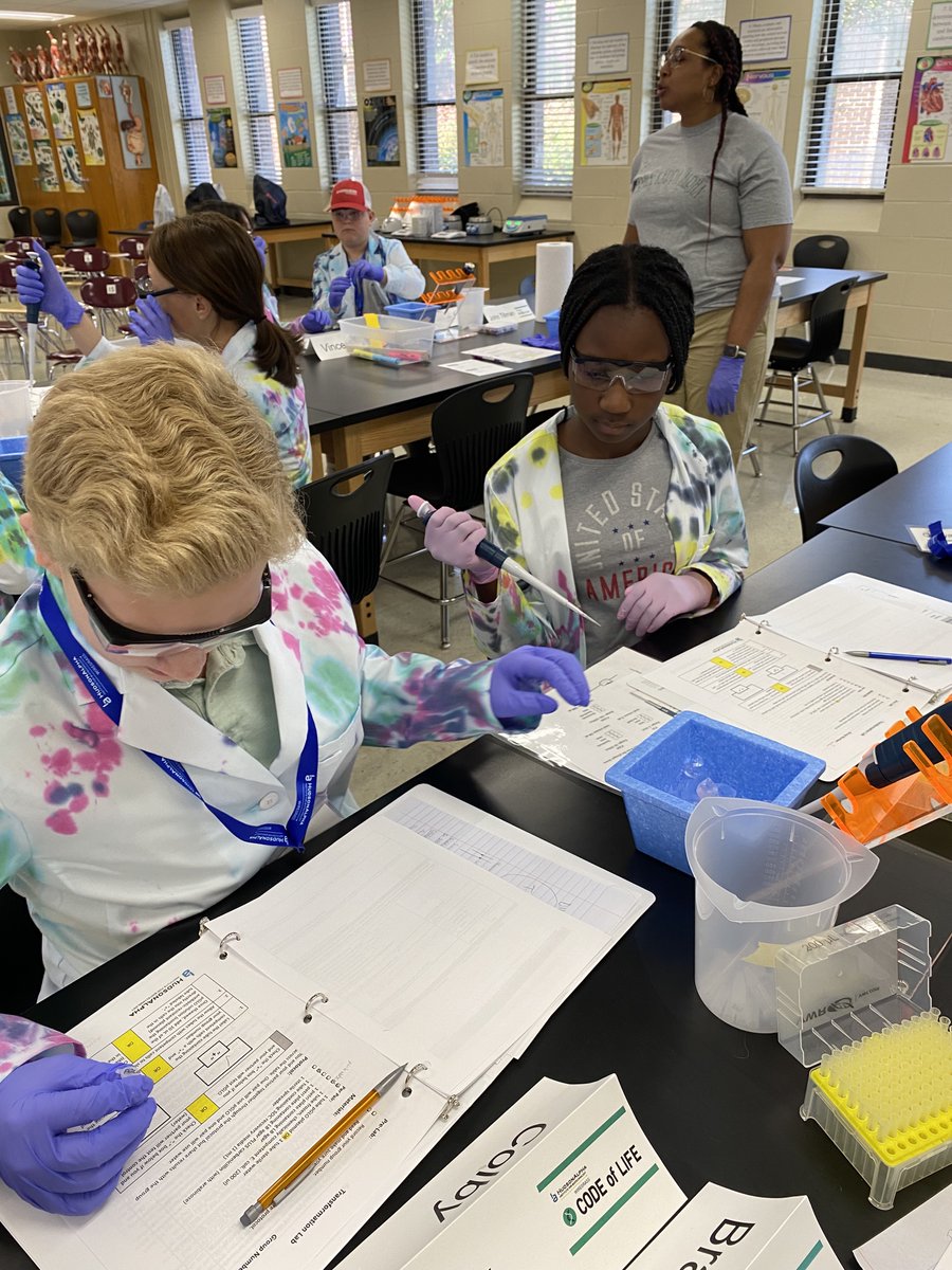 HAWiregrass's tweet image. The second Code of Life summer program just concluded with student scientists completing a research project to show family history related to colon cancer.  Sparking and shaping science related careers is a key part of the work of HudsonAlpha Wiregrass! #CodeofLife