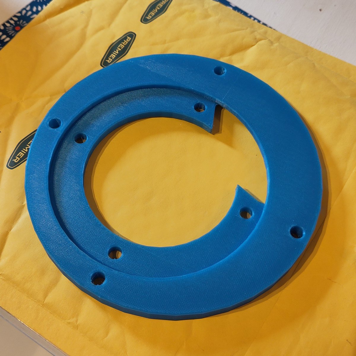 RemiCrameri's tweet photo. #Tadaaa: Mein erstes zu 100% selbst konstruiertes #3D-Druckteil! Es ist die Befestigung für den Typ2-Ladeanschluss  für den #Renault Twingo! Bin gerade etwas stolz und freue mich, vielleicht in Zukunft auch mal komplexere Formen zu wagen. |👉 https://t.co/9FJx9AAg0b