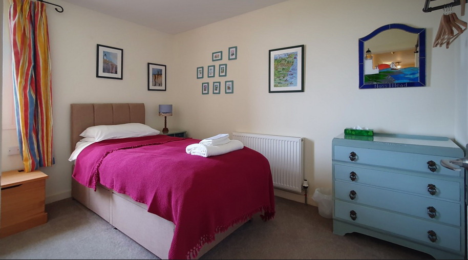 They say it’s the details that make the difference! I just love the details in Emma Horne's pictures @twobluedogsdesigns of the lighthouse! It’s a delight to have pictures by local artists here in the Lighthouse Keeper’s Cottage.

Find out more at lighthousekeeperscottage.co.uk

#nc500