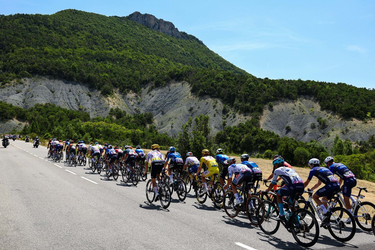 🇫🇷 #TDF2024 | ST 17

Strong ride from <a href="/WoutPoels/">Wout Poels</a> who was part of the chase group from the day’s initial breakaway. 

He managed to take 8th place, while <a href="/SantiagoBS26/">Santiago Buitrago Sanchez</a> protected his top ten place in GC. <a href="/LeTour/">Tour de France™</a> 

#RideAsOne #rideforGino 

📸 <a href="/SprintCycling/">SprintCycling</a>
