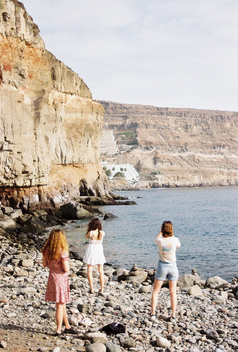 a_tlantico's tweet photo. pensando en gran canaria pasando el verano en madrid... ☀️🌅 fuji 200 nikon f801 https://t.co/obot2j3JiA