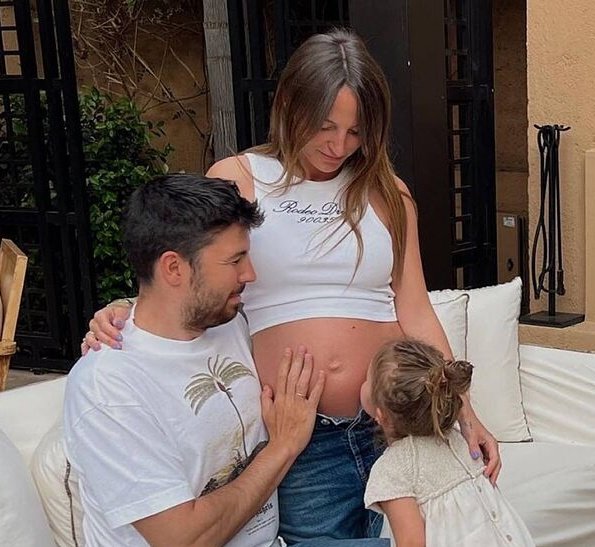 RevenRV's tweet photo. Willyrex 🐐 con 31 años: 
- Felizmente casado y con 2 críos 
- Millonario
- Cena con Milei
- Tributa fuera de 🇪🇦
- Se mofa de las polémicas

Illojuan: 
- 0 churumbeles y soltero
- 20 horas diarias jugando a videojuegos y streameando 
- Especulador de viviendas
- Votante del PSOE https://t.co/hW3sUutIVp