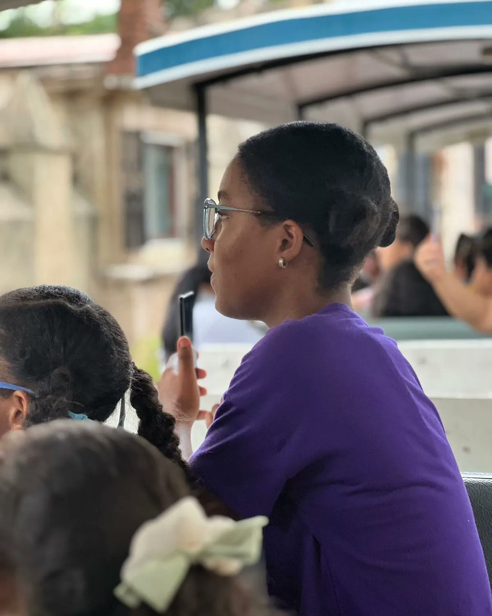 MuseoMRD's tweet photo. Los niños y niñas de nuestro campamento aprendieron acerca de la historia de la ciudad colonial mientras recibían un tour panorámico del @chuchucolonial.🇩🇴🚂
#tour #zonacolonial #ciudadcolonial #paseo #campamento #niños #actividadinfantil #museomrd #museosrd https://t.co/oUq0mvL9NH