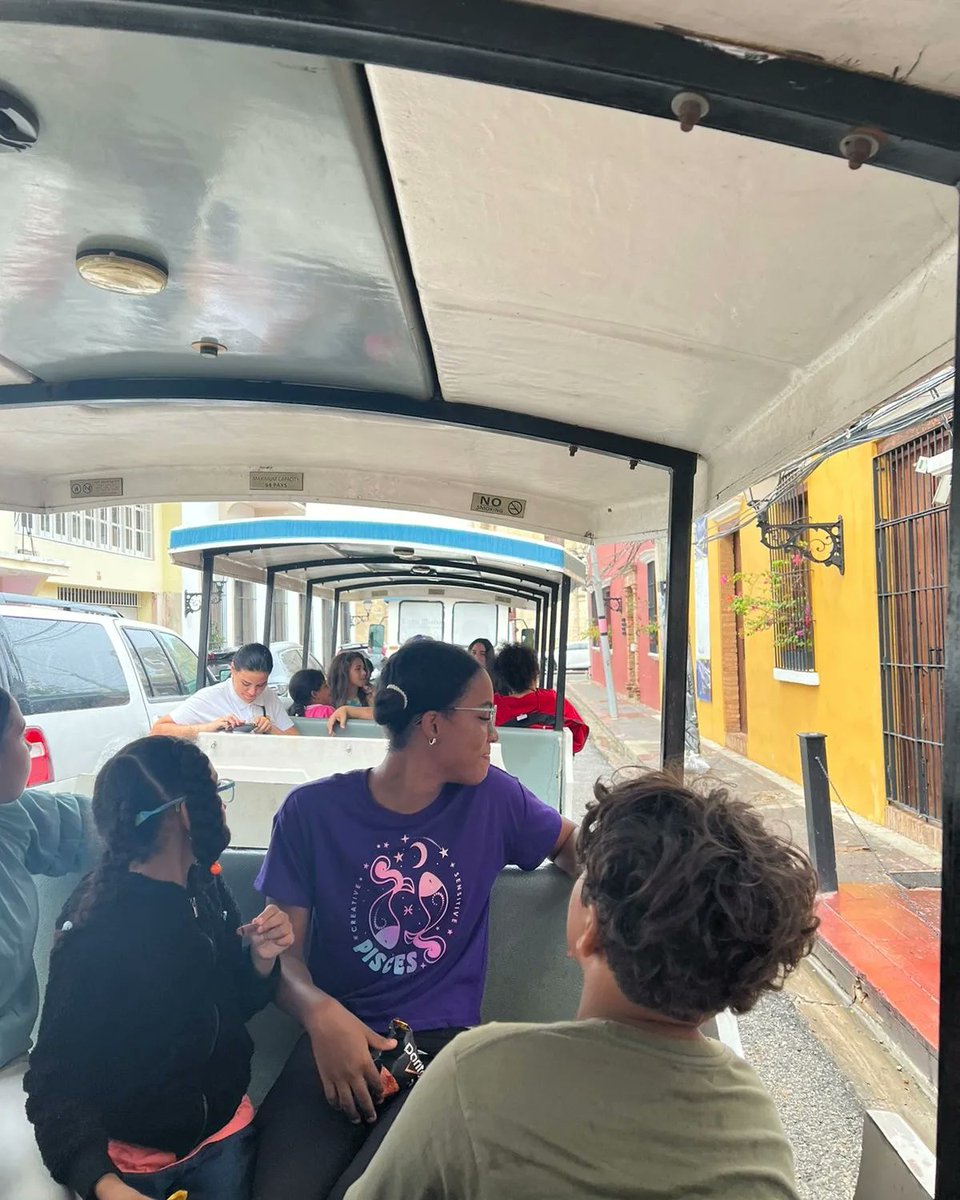 MuseoMRD's tweet photo. Los niños y niñas de nuestro campamento aprendieron acerca de la historia de la ciudad colonial mientras recibían un tour panorámico del @chuchucolonial.🇩🇴🚂
#tour #zonacolonial #ciudadcolonial #paseo #campamento #niños #actividadinfantil #museomrd #museosrd https://t.co/oUq0mvL9NH