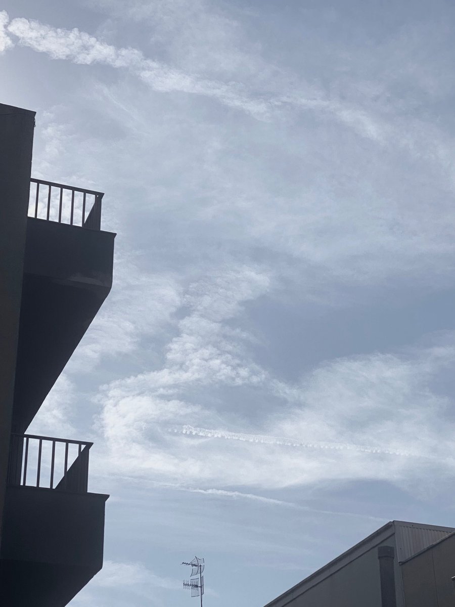 17/07/24 #Vilafranca
Ara feia moooooolts dies que no vèiem cap #núvolprim. Mireu, he agafat un tuit meu qualsevol i resulta que avui tenim exactament el mateix cel! Quin ressol més raro que fan aquestes esteles no?