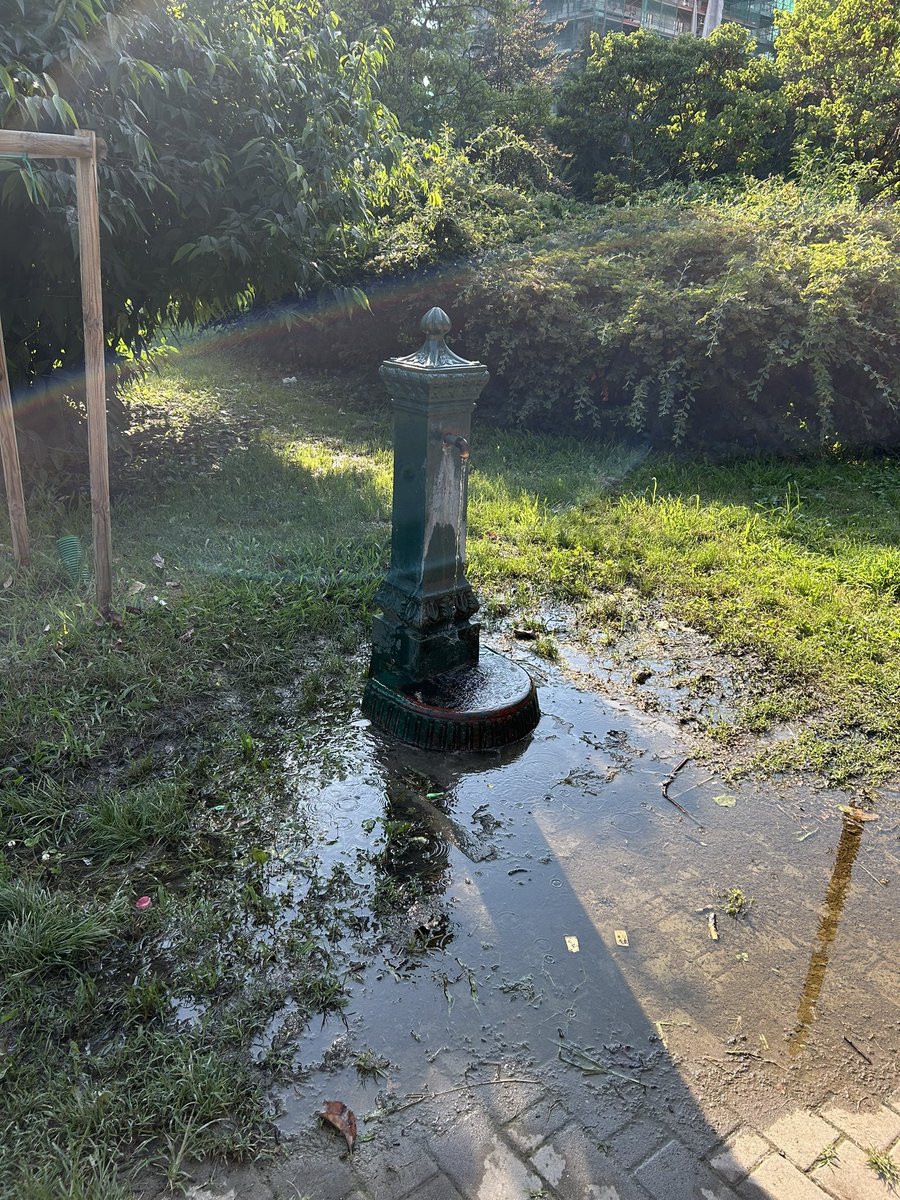 laurettic's tweet photo. Ciao @ComuneMI si può fare qualcosa per sistemare questa fontanella del parco in Pompeo Neri? È pieno di bambini che vorrebbero poter bere o rinfrescarsi, grazie https://t.co/eQfgtllfmW