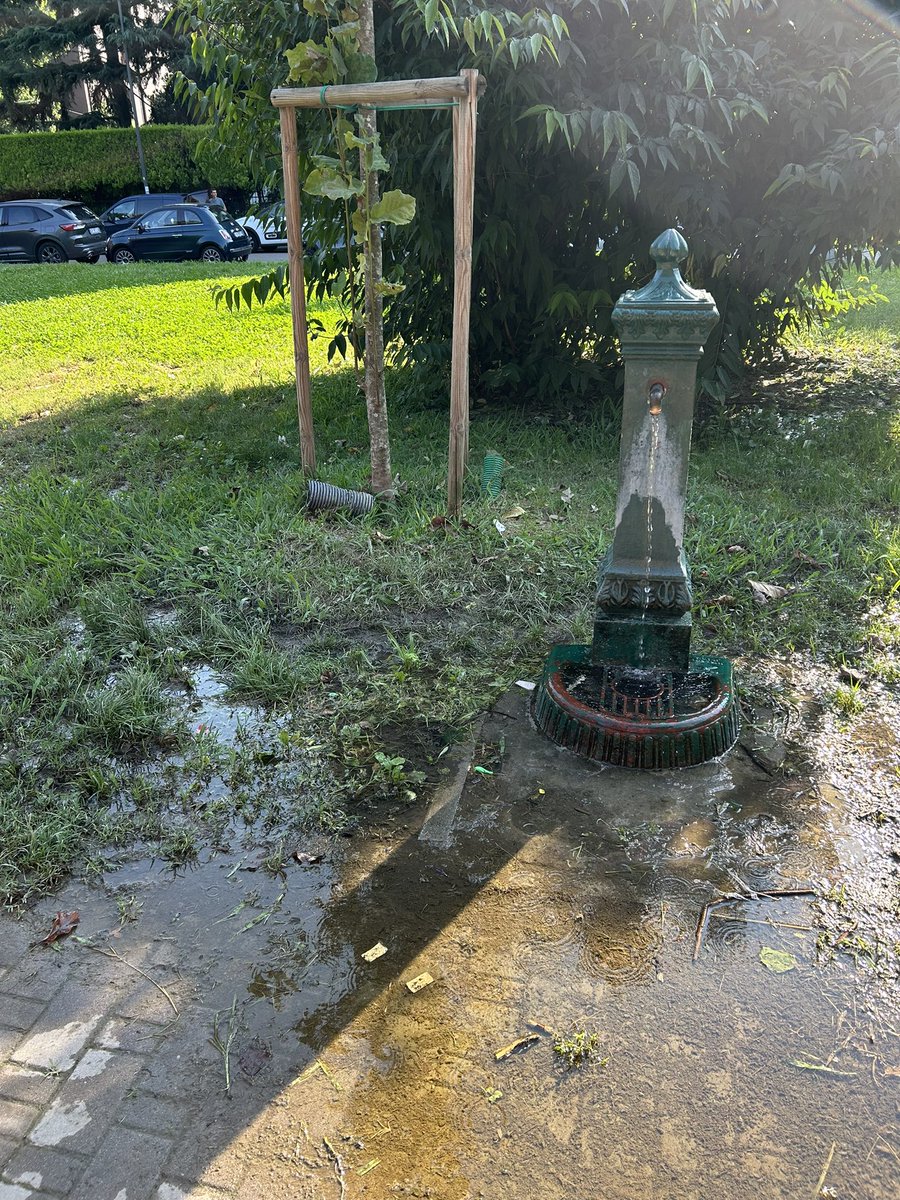 laurettic's tweet photo. Ciao @ComuneMI si può fare qualcosa per sistemare questa fontanella del parco in Pompeo Neri? È pieno di bambini che vorrebbero poter bere o rinfrescarsi, grazie https://t.co/eQfgtllfmW