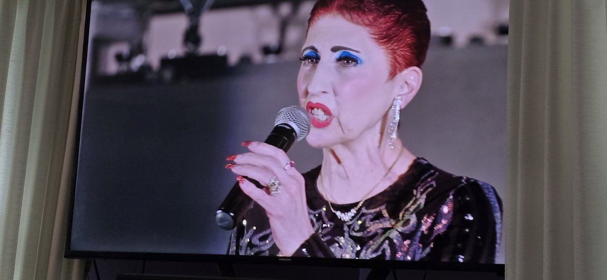 NewfsNCows's tweet photo. Jazmine must feel pretty aweful losing a pageant where the MC's make up looks clownish. 
#90DayFianceHappilyEverAfter https://t.co/VxEV0x1l8w