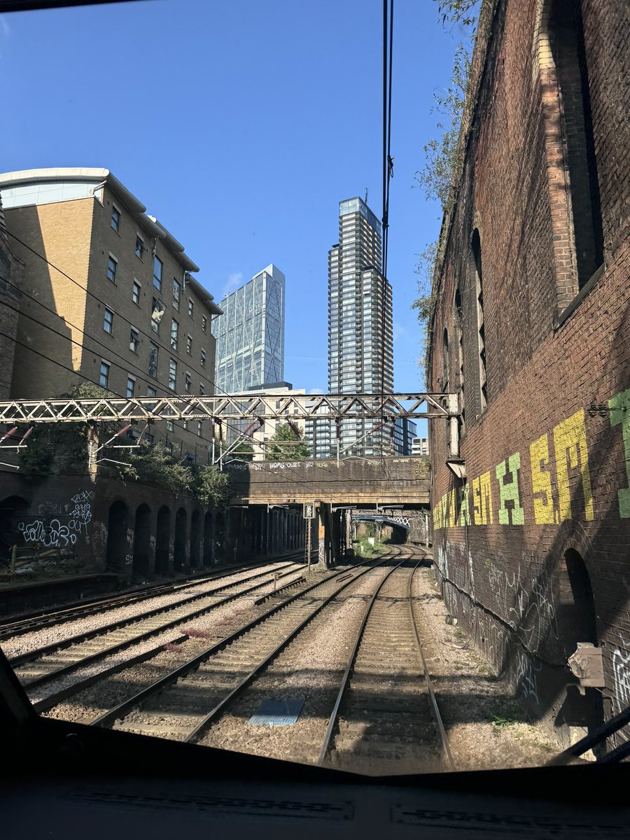 spudlin68's tweet photo. Beautiful view this morning leaving LST at 8am this morning 👌🏻

#trainlife #london #beautifulview https://t.co/uF9JUROZGc