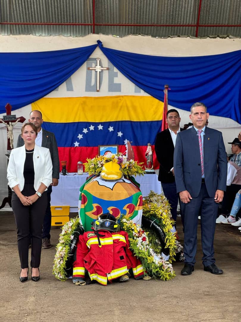 #17Julio| Con la presencia del alcalde Javier Oropeza, acompañado de la primera dama Anibys Reyes de Oropeza, su tren ejecutivo y el alto mando del Cuerpo de Bomberos de Carora, se llevaron a cabo las exequias en honor al Capitán (B) Bernardo Arturo Cordero.
#Carora #Torres