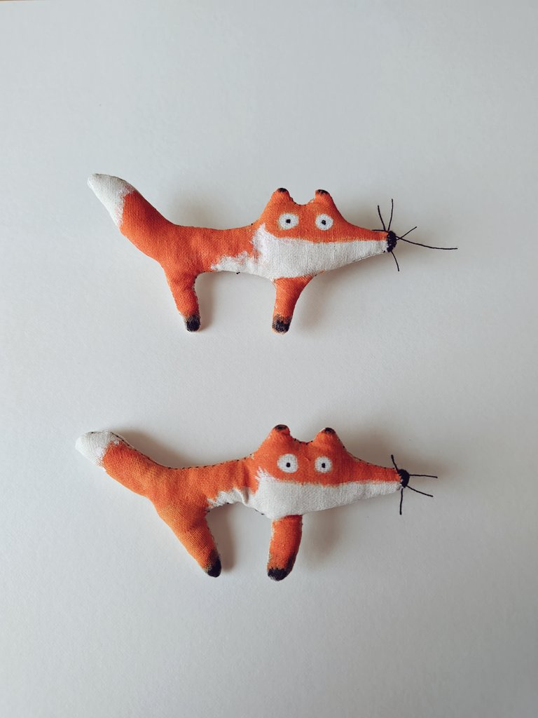 Two foxes now available on my website.
They are Brooches, orange and super cute. 🧡🧡

littlebirdofparadise.bigcartel.com

#mhhsbd #CraftBizParty