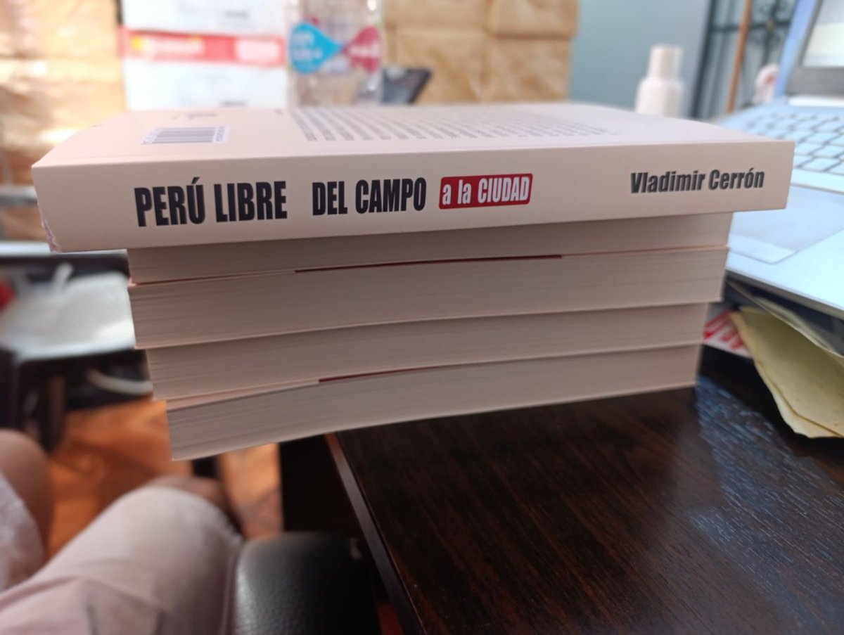 vladimir_cerron's tweet photo. El día de ayer, producto de una infidencia, se filtraron a @Latina_Noticias unas fotos del libro Del Campo a la Ciudad. Se trata de un testimonio sobre la historia del Partido, su naturaleza política, el legado de sus gobiernos regionales y el gobierno nacional frustrado producto de la traición, la infiltración y el golpe de Estado, además de la persecución. Se describen los tres momentos claves del paso del campo a la ciudad: mi viaje a Cuba, la transformación del movimiento en partido y el primer triunfo electoral nacional de la izquierda peruana, que encumbraron al primer profesor, campesino y rondero a la Presidencia. Está previsto su presentación para el 16° Aniversario de Perú Libre.