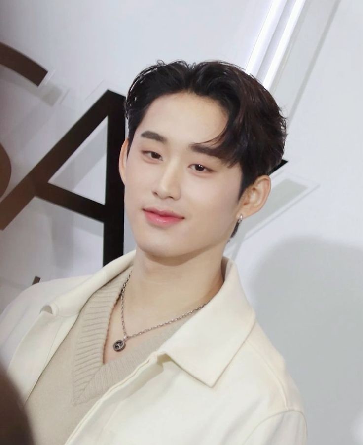 _0620317745's tweet photo. Day 4 ~ ♡
These are all different types of smiles that's Phi est always wore on his lips, and yes, Smile suits him beautifully. 🫶
#7DaysWithEST #est_rvp https://t.co/L39Y43xel7
