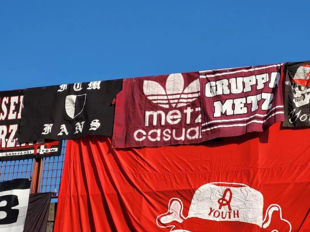 GRUPPAMETZ's tweet photo. Le week-end dernier, comme chaque année, nous nous sommes rendus à la festa de la Curva Sud Vicenza aux côtés de nos frères italiens.
Un accueil incroyable comme toujours.

Metz Vicenza : nessuna differenza ! https://t.co/0EGWzXWWC3