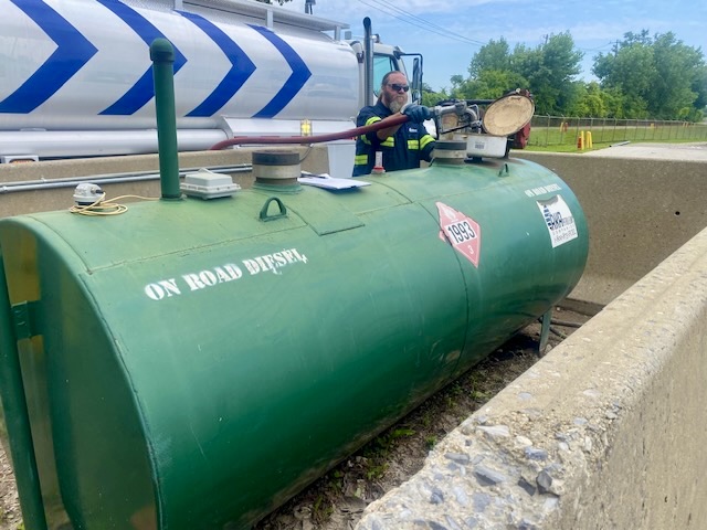 RKAEnergy's tweet photo. Another day, another great delivery! #RKA #onsitefuel #petroleum #fueldelivery #fueldistribution #oil #oiljobber #gasstations #fleet #fleetfueling #drive4rka #fuelup #WorldEmojiDay🤩 https://t.co/MWj6OwAsWF