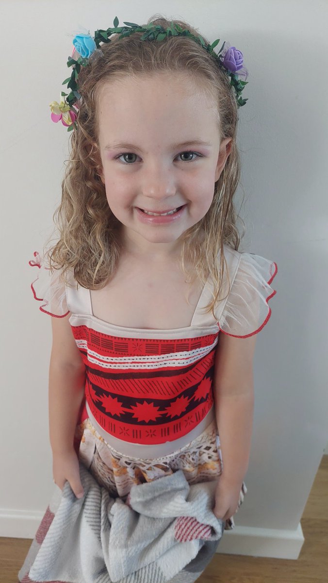 Elena wanted to do her own teddy bears picnic just like foxes🧸 ❤️ 💖 she enjoyed dressing up for the occasion 😄 @WoodlandsFoxes