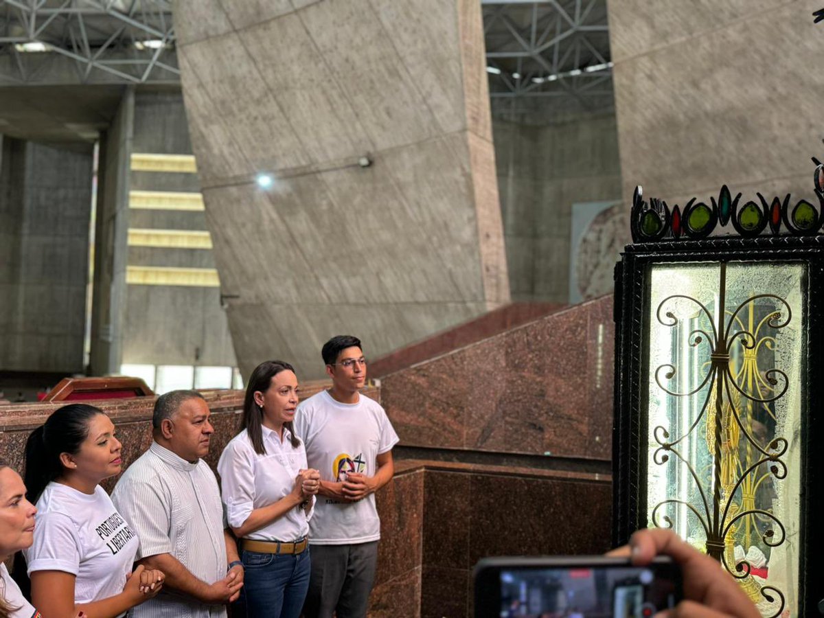 ConVzlaComando's tweet photo. ¡Ya estamos en #Portuguesa! 

@MariaCorinaYA y líderes de la @unidadvenezuela visitan el Santuario de Nuestra Señora de Coromoto. 

Por nuestros compañeros presos y por la libertad de Venezuela, ¡avanzamos con fe! https://t.co/XN0d6rjPLo
