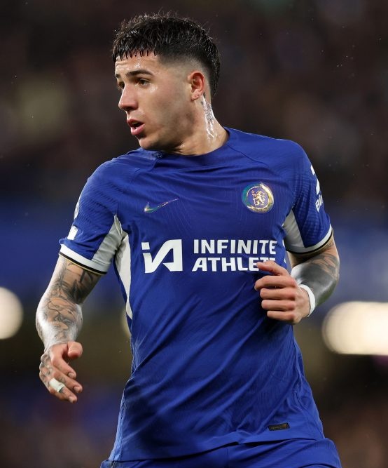 frabigol's tweet photo. Los jugadores del Chelsea le están haciendo la cama a Enzo Fernández.

- Desde el primer momento fue polemica que lo hayan pagado 120M, todos los medios de Inglaterra lo criticaban por ser Argentino

- Al primer partido ya se vuelve titular indiscutido y la máxima estrella del equipo

- De la nada misma sus compañeros empiezan a jugar mar, errar goles abajo del arco e incluso no darle la pelota, pasó de hacer 120 toques por partido a un promedio de 50 ¿? 

- Hay un partido donde agarra la pelota, corre 20 metros hacia el arco rival y no lo acompaña NADIE, solo Nicolas Jackson, justamente el único que salió a apoyarlo

- Cuando se lesiona, todos esos mismos compañeros que no le devolvian la pelota y se erraban goles abajo del arco, empiezan a jugar bien y ganar partidos, como si fuese un equipo distinto

- Ahora que pasó lo del video, en vez de hablarlo adentro del vestuario y resolverlo como grupo, sus compañeros salen casi de forma inmediata y sistematica a repudiarlo

- Después de repudiarlo, 10 compañeros corren a hacerle UNA CARTA a la directiva del Chelsea para pedir que sancionen a Enzo, un compañero al cual conocen hace dos años, por un video de cinco segundos

Lo que pasa adentro del Chelsea es clarisimo, se pusieron en contra de Enzo desde el momento en el que llegó y aprovecharon esto para tratar de voltearlo. Armaron todo de forma sistemática para que se vaya del Chelsea.