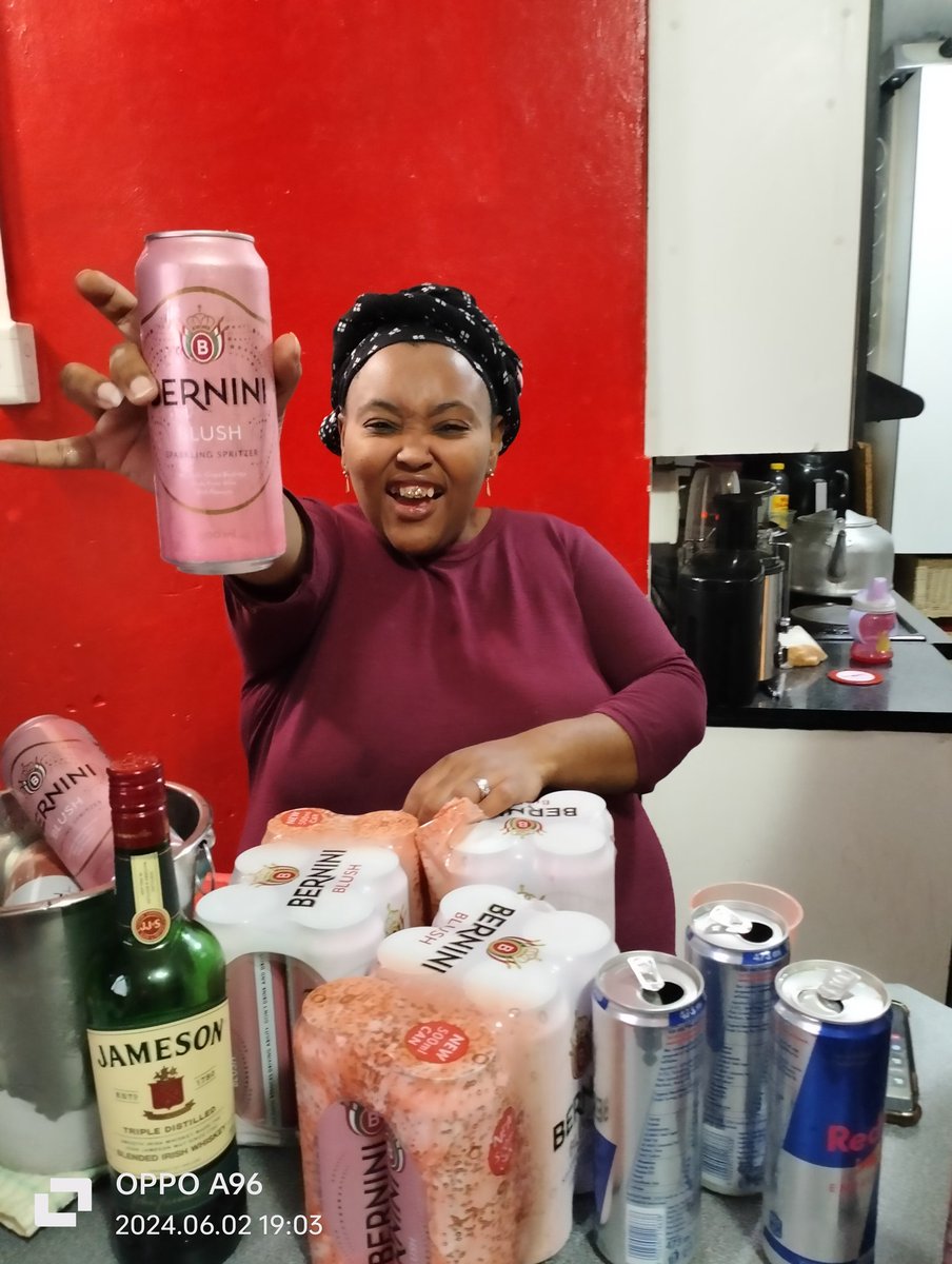 Leana05146438's tweet photo. @BerniniSA I'm proud of myself for not giving up on my Tupperware business hustling by standing up early in the morning each day and stand on the corner streets of East London and sell them rainy or windy days to put bread on the table for my beautiful family of five s house
#AudacityToBe https://t.co/0h6kCv1xVQ