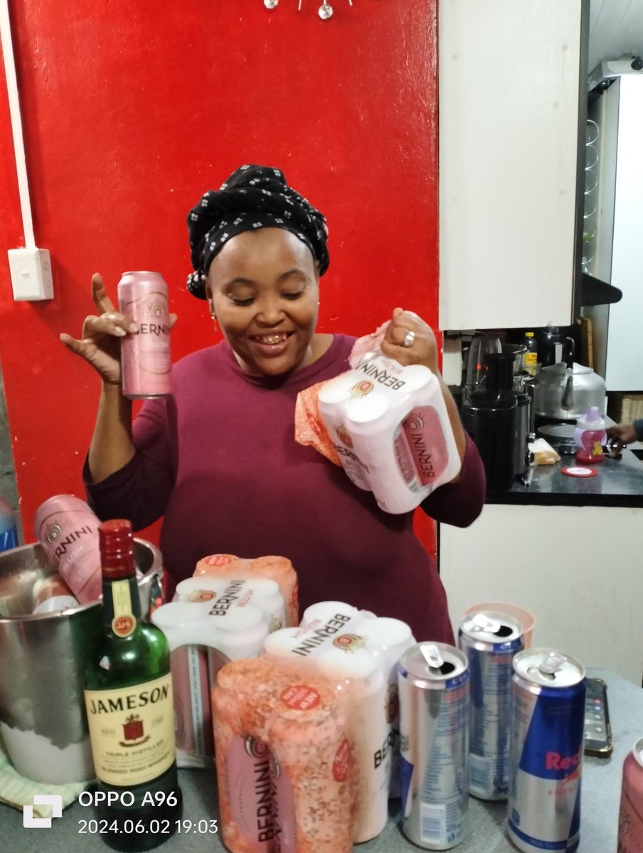 Leana05146438's tweet photo. @BerniniSA I'm proud of myself for not giving up on my Tupperware business hustling by standing up early in the morning each day and stand on the corner streets of East London and sell them rainy or windy days to put bread on the table for my beautiful family of five s house
#AudacityToBe https://t.co/0h6kCv1xVQ
