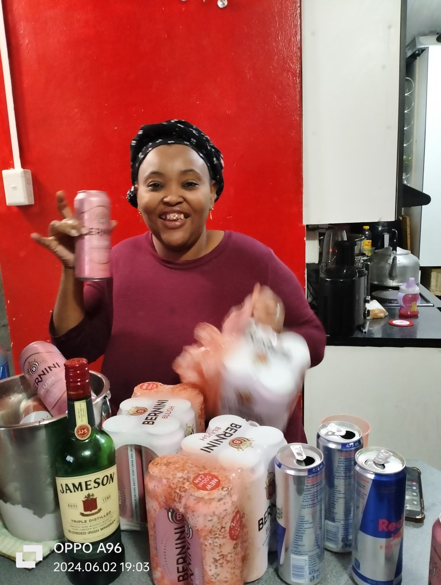 Leana05146438's tweet photo. @BerniniSA I'm proud of myself for not giving up on my Tupperware business hustling by standing up early in the morning each day and stand on the corner streets of East London and sell them rainy or windy days to put bread on the table for my beautiful family of five s house
#AudacityToBe https://t.co/0h6kCv1xVQ