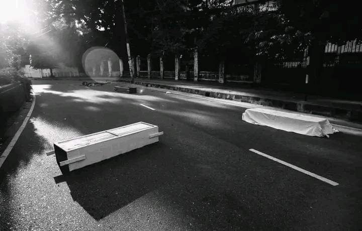 "এমন দেশটি কোথাও খুঁজে পাবে নাকো তুমি
  সকল দেশের রাণী সে যে
         আমার জন্মভূমি"😊💔