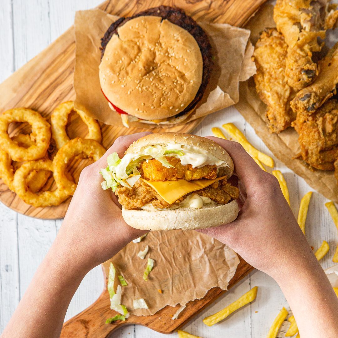 DallasChickenUK's tweet photo. POV: you're about to devour this crispy mountain burger 🍔

Visit us in-store, or order now for delivery! 👊 

#DallasChicken #DallasChickenandPizza #HalalFoodie #HalalUK #Londonfoodie #londonfoodblogger #foodieuk #ukmeat #londonfoodblog #londonfoodguide #londonfoodscene https://t.co/tibU2pVFMU
