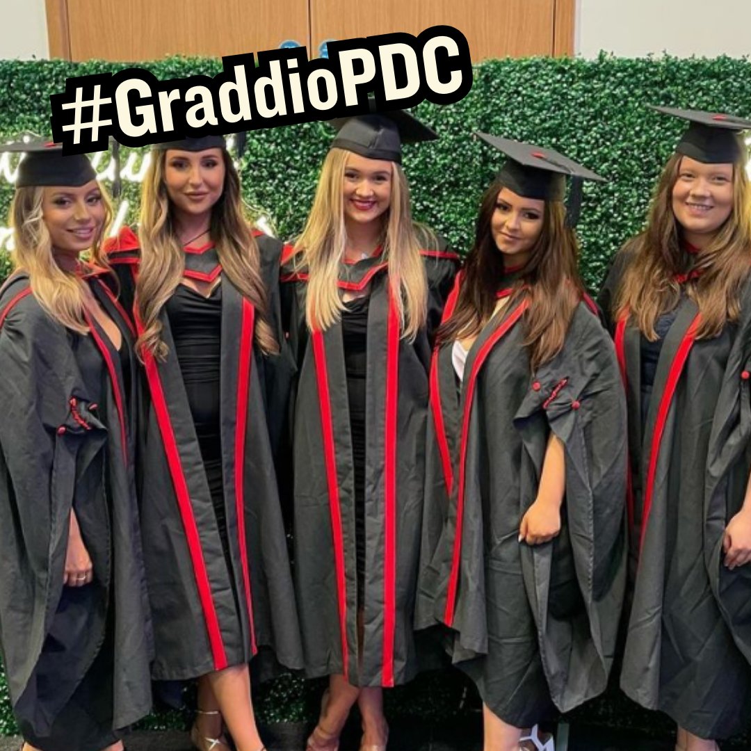 🎓 Graddio!

👉 bit.ly/GraduateGiveaw… 

Defnyddiwch #GraddioPDC i rannu eich lluniau graddio gyda ni ar gyfryngau cymdeithasol.

#GraddioPDC #GyrfaoeddPDC