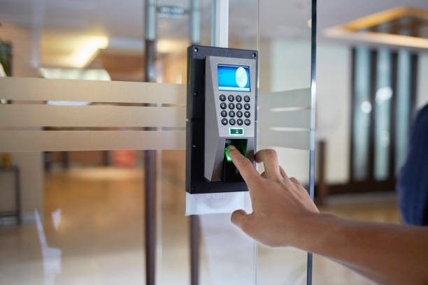 TxSafe's tweet image. Access control can help reduce the risk of theft by up to 80%. With SAFE Solutions, you can have peace of mind knowing that your business is secure