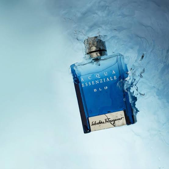 kalravkapadia's tweet photo. PerfumeAddicts Exclusive Deal:

Salvatore Ferragamo Acqua Essenziale Blu Salvatore Ferragamo Pour Homme for men from Salvatore Ferragamo 100ml for 4400 #rockblue #bestbudget #complimentmagnet

Also available at,

https://t.co/3HOwGtM2Yg 

Alberto Morillas does it AGAIN!!

The fragrance is inspired by seawater aromas, the power of waves, and nature.

Top notes of Salvatore Ferragamo Acqua Essenziale Blu will enchant you with accords of green cardamom combined with citruses zest (Calabrian bergamot and lemon) accompanied with paradisone molecules (20 times stronger than Hedione molecules and leaves an intoxicating floral scent that fills the room).

The heart of the composition lines Atlas cedar, fine, aromatic lavender, cypriol and cascalone molecules, on a hot base of benzoin, tonka, ambroxan, and deep, smoky patchouli.

The fragrance arrives in an elegant glass flacon iridescent in shades from darker to lighter blue leaving the illusion of exotic, tropic seawater.

AMBER + AROMATIC + CITRUS + EARTHY + FRESH SPICY + WOODY

A MASS APPEALING BLUE FRAG FOR THIS FIERY SUMMER💥💥