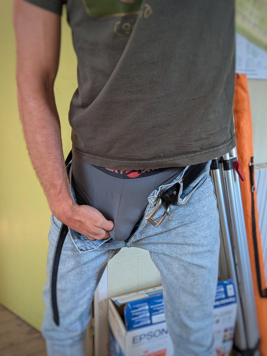 Trop serré dans le jean 🥵 faut libérer le machin même au taff 
#kiffeur #parisgay #gayparis #chav #scally #scruff #scruffy #kink #kinky #fetish #kiffeurparis