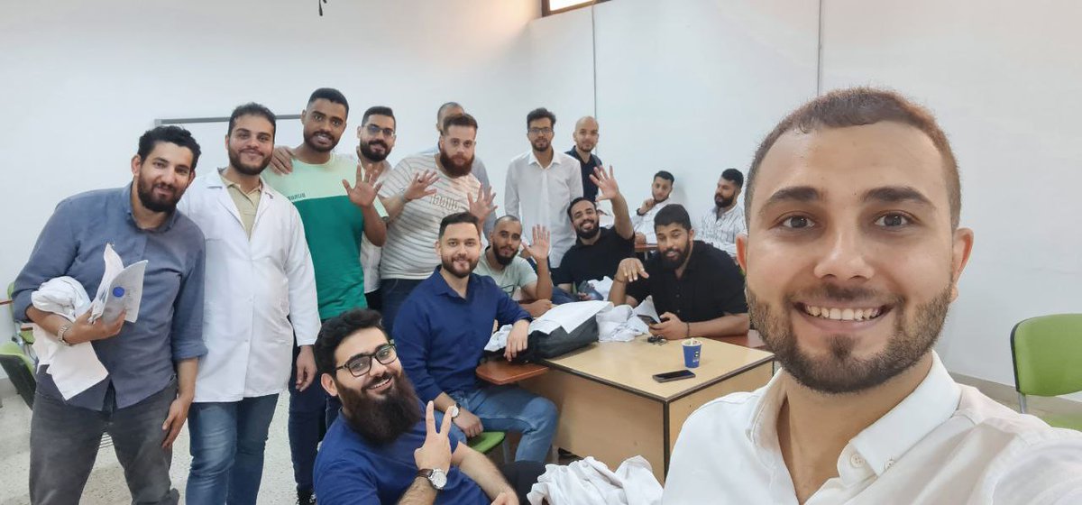 الخوت والأصحاب و الزملاء 
في ختام إمتحانات كلية الطب البشري 💖✨️

نسأل الله أن يَمُنّ علينا بالنجاح والتوفيق 💙