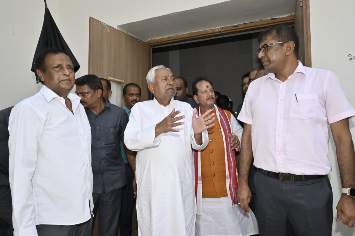 NitishKumar's tweet photo. बिहार संग्रहालय तथा पटना संग्रहालय को जोड़ने वाली निर्माणाधीन टनल का निरीक्षण किया तथा निर्माण कार्य तेजी से पूर्ण करने का निर्देश दिया। इसके निर्माण से बिहार संग्रहालय और पटना संग्रहालय आपस में जुड़ जाएंगे तथा दर्शक आसानी से दोनों जगह जाकर प्रदर्शों का अवलोकन कर सकेंगे। इस परियोजना के जल्द पूर्ण होने से पर्यटकों की संख्या और बढ़ेगी।

पटना संग्रहालय के विस्तारीकरण तथा उन्नयन कार्य का भी निरीक्षण किया। यहां गंगा एवं पाटली नाम से 2 नई दीर्घाएं बनाई जा रही हैं, जिनसे लोगों को बिहार के गौरवशाली इतिहास एवं संस्कृति की जानकारी मिल सकेगी। यह पर्यटकों के लिए भी आकर्षण का केंद्र होगा।

साथ ही आज पटना मेट्रो रेल परियोजना के निर्माणाधीन कार्यों की प्रगति
का जायजा लिया। पटना मेट्रो रेल परियोजना का निर्माण कार्य तेजी से पूर्ण करने का निर्देश दिया है तथा एक लाइन अगले वर्ष तक चालू करने को कहा है ताकि जल्द से जल्द लोगों को इसका लाभ मिले। मेट्रो का निर्माण कार्य हो जाने से पटना के लोगों को आवागमन में काफी सहूलियत होगी।  (4/4)