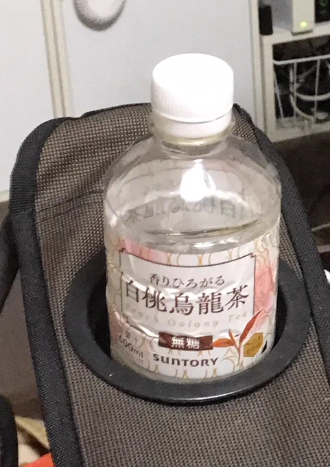 今日の夕飯は唐揚げ定食(ご飯小盛り)夜はアッサリにすると決めたのに…今日は昼夜とも銀シャリだった…それはそうとセブンイレブンで買った白桃烏龍茶が美味い桃と烏龍茶の味を両方しっかり感じるしかも100円 
