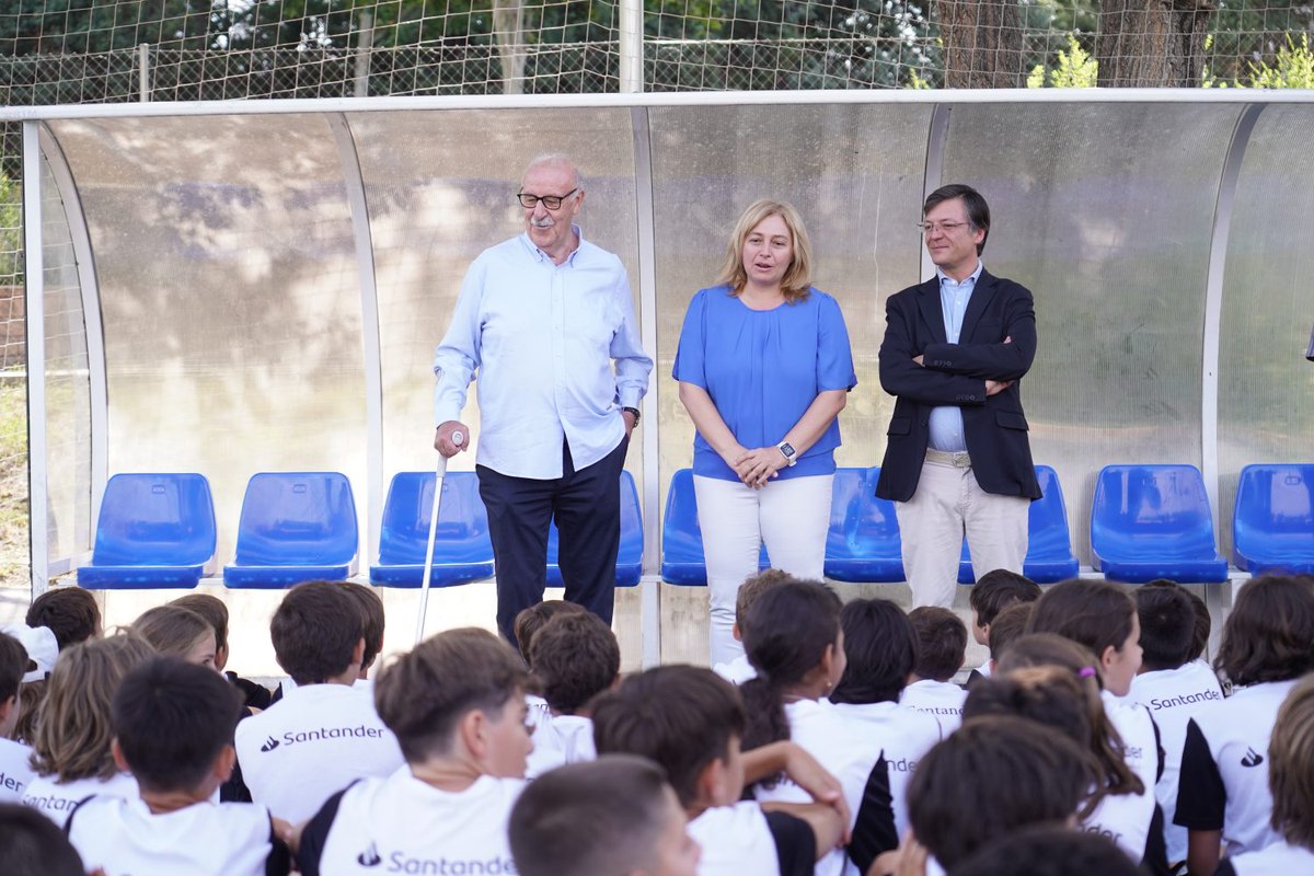 JMDFuencarral's tweet photo. 📌Apostamos por el deporte base y su importancia para la formación en valores y en hábitos saludables
☑La vicealcaldesa @InmaSanzO ha visitado el Centro Deportivo Vicente del Bosque, que desarrolla un campus infantil de fútbol que fomenta su práctica

👉https://t.co/umdRZq2eqw https://t.co/Sf28LcjYPw