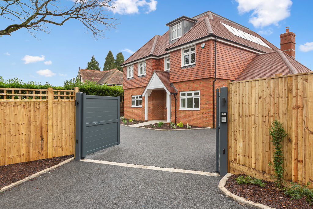eastonsproperty's tweet photo. Discover your #dreamhome in #Surrey with Eastons Estate Agents! This beautiful five-bedroom home at Epsom Lane South is the perfect setting for modern family living, with a spacious open-plan design and a large garden.

Contact us at newhomes@eastons.co.uk to schedule a viewing. https://t.co/saAwhUMh4H