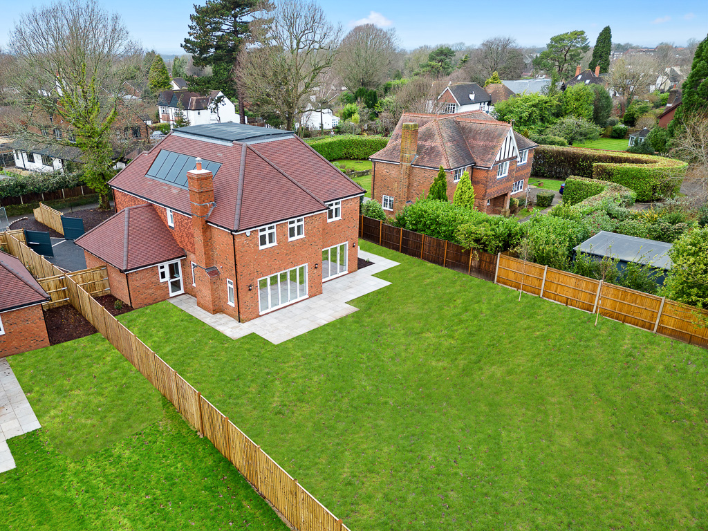 eastonsproperty's tweet photo. Discover your #dreamhome in #Surrey with Eastons Estate Agents! This beautiful five-bedroom home at Epsom Lane South is the perfect setting for modern family living, with a spacious open-plan design and a large garden.

Contact us at newhomes@eastons.co.uk to schedule a viewing. https://t.co/saAwhUMh4H