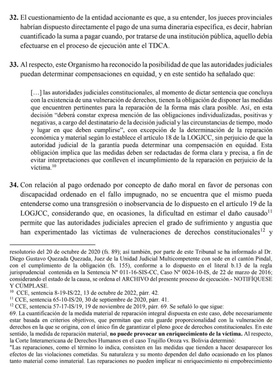 VeronicaLHM's tweet photo. 🔵 Caso recomendado: acción de protección para exigir servicio de luz eléctrica

🔹En el 2019 Carlos Eduardo quien tiene discapacidad física del 83% y 12 personas más presentaron una acción de protección en contra de la Empresa Eléctrica Regional Sur S.A. (EERSSA) y del GAD del cantón Pindal.

🔹Alegaron que por más de 40 años habría existido una falta del servicio de luz eléctrica en el “Barrio Roblones”. 

▶️Reclamaron 

⁃La instalación de alumbrado público y de transformadores para tener el servicio de luz;

⁃ El pago de una indemnización económica: 

⁃De $ 40.000 por parte de EERSSA
⁃De $ 20.000 por parte del GAD de Pindal y 
⁃De los honorarios de su abogado defensor. Alcanzando la cuantía del reclamo la suma de $ 65.000

🔹Los accionantes perdieron en primera instancia pero ganaron en segunda.

🔹La empresa EERSSA presentó una acción extraordinaria de protección que la Corte Constitucional desestimó.

🔺¿Cuáles fueron los cargos planteados por la empresa? 

*️⃣ Cargo 1: La empresa alegó en la AEP que se había vulnerado el Art. 76.1 de la Constitución porque los jueces provinciales ordenaron medidas de reparación económica e inobservaron lo señalado en el Art. 19 de la LOGJCC.

▶️¿Qué contestó la CC?

🔘La Corte dijo que los jueces sí pueden determinar compensaciones en equidad y mencionó que:

[…] los jueces al momento de dictar sentencia que concluya con la existencia de una vulneración de derechos, tienen la obligación de disponer las medidas que encuentren pertinentes para la reparación de la forma más clara posible […] con excepción de la determinación de la reparación económica y material según lo establece el Art. 18 de la LOGJCC, sin perjuicio de que el juez de la garantía pueda determinar una compensación en equidad […]

🔘Con relación al pago ordenado por concepto de daño moral en favor de personas con discapacidad ordenado en el fallo, la Corte dijo lo siguiente: 

🔺”no se encuentra que el mismo pueda entenderse como una transgresión al Art. 19 de la LOGJCC, considerando que, en ocasiones, la dificultad en estimar el daño causado permite que los jueces aprecien el grado de sufrimiento y angustia que han experimentado las víctimas de vulneraciones de derechos y determinen pagos únicos en equidad, sin que aquello exima a la autoridad de su obligación de motivar adecuadamente las medidas de reparación dispuestas”.

🔘Luego, la CC recordó que no le corresponde examinar la corrección o incorrección de las medidas de reparación integral dispuestas en una acción de protección.

*️⃣Cargo 2: La entidad accionante alegó la vulneración de la seguridad jurídica por la supuesta inobservancia del precedente jurisprudenciales contenido en la sentencia 215-15-SEP-CC. 

🔘La CC contestó que dicho fallo no contiene un precedente en sentido estricto. Por tanto, no se afectó la seguridad jurídica.

Sentencia No. 557-20-EP/24
Jueza ponente: Dra. Carmen Corral Ponce