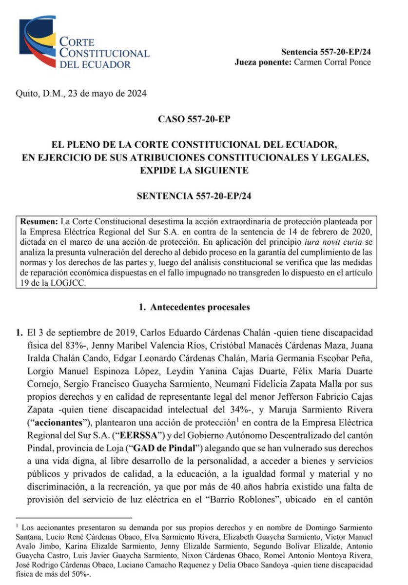 VeronicaLHM's tweet photo. 🔵 Caso recomendado: acción de protección para exigir servicio de luz eléctrica

🔹En el 2019 Carlos Eduardo quien tiene discapacidad física del 83% y 12 personas más presentaron una acción de protección en contra de la Empresa Eléctrica Regional Sur S.A. (EERSSA) y del GAD del cantón Pindal.

🔹Alegaron que por más de 40 años habría existido una falta del servicio de luz eléctrica en el “Barrio Roblones”. 

▶️Reclamaron 

⁃La instalación de alumbrado público y de transformadores para tener el servicio de luz;

⁃ El pago de una indemnización económica: 

⁃De $ 40.000 por parte de EERSSA
⁃De $ 20.000 por parte del GAD de Pindal y 
⁃De los honorarios de su abogado defensor. Alcanzando la cuantía del reclamo la suma de $ 65.000

🔹Los accionantes perdieron en primera instancia pero ganaron en segunda.

🔹La empresa EERSSA presentó una acción extraordinaria de protección que la Corte Constitucional desestimó.

🔺¿Cuáles fueron los cargos planteados por la empresa? 

*️⃣ Cargo 1: La empresa alegó en la AEP que se había vulnerado el Art. 76.1 de la Constitución porque los jueces provinciales ordenaron medidas de reparación económica e inobservaron lo señalado en el Art. 19 de la LOGJCC.

▶️¿Qué contestó la CC?

🔘La Corte dijo que los jueces sí pueden determinar compensaciones en equidad y mencionó que:

[…] los jueces al momento de dictar sentencia que concluya con la existencia de una vulneración de derechos, tienen la obligación de disponer las medidas que encuentren pertinentes para la reparación de la forma más clara posible […] con excepción de la determinación de la reparación económica y material según lo establece el Art. 18 de la LOGJCC, sin perjuicio de que el juez de la garantía pueda determinar una compensación en equidad […]

🔘Con relación al pago ordenado por concepto de daño moral en favor de personas con discapacidad ordenado en el fallo, la Corte dijo lo siguiente: 

🔺”no se encuentra que el mismo pueda entenderse como una transgresión al Art. 19 de la LOGJCC, considerando que, en ocasiones, la dificultad en estimar el daño causado permite que los jueces aprecien el grado de sufrimiento y angustia que han experimentado las víctimas de vulneraciones de derechos y determinen pagos únicos en equidad, sin que aquello exima a la autoridad de su obligación de motivar adecuadamente las medidas de reparación dispuestas”.

🔘Luego, la CC recordó que no le corresponde examinar la corrección o incorrección de las medidas de reparación integral dispuestas en una acción de protección.

*️⃣Cargo 2: La entidad accionante alegó la vulneración de la seguridad jurídica por la supuesta inobservancia del precedente jurisprudenciales contenido en la sentencia 215-15-SEP-CC. 

🔘La CC contestó que dicho fallo no contiene un precedente en sentido estricto. Por tanto, no se afectó la seguridad jurídica.

Sentencia No. 557-20-EP/24
Jueza ponente: Dra. Carmen Corral Ponce